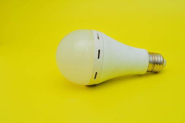 黄色背景上的灯泡图片下载