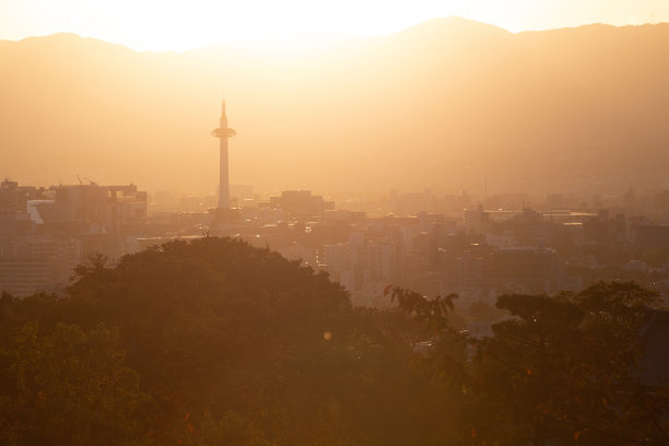 京都塔是京都市内的地标性风景图片下载
