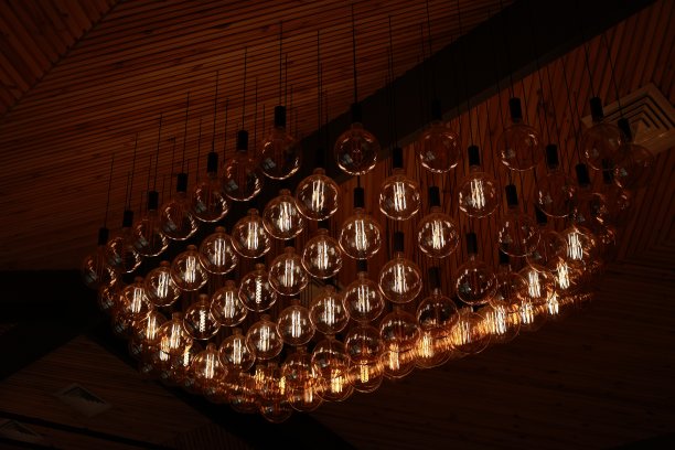 时尚，现代和装饰的爱迪生灯的圆形在行。复古风格的灯泡。很多天花板上都有发光的老式LED灯。对象为室内装饰，选择性对焦照片图片下载