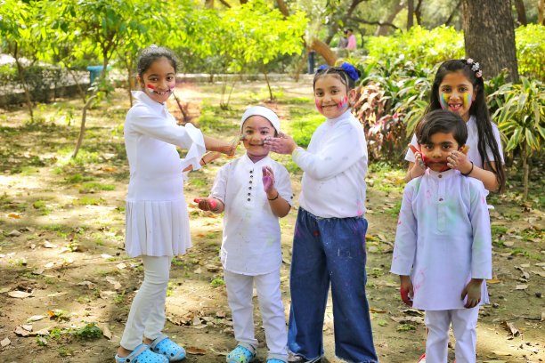 印度-彩色洒红节和孩子们玩洒红节图片下载