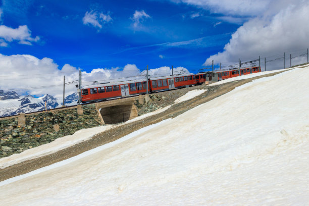 瑞士阿尔卑斯山的美丽景色，与瑞士采尔马特附近的戈内格拉特铁路的齿轮列车图片下载