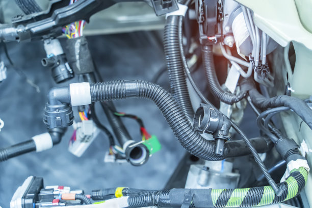 大宽电缆用电线和连接器及端子在接线维修车间和电工进行连接图片下载