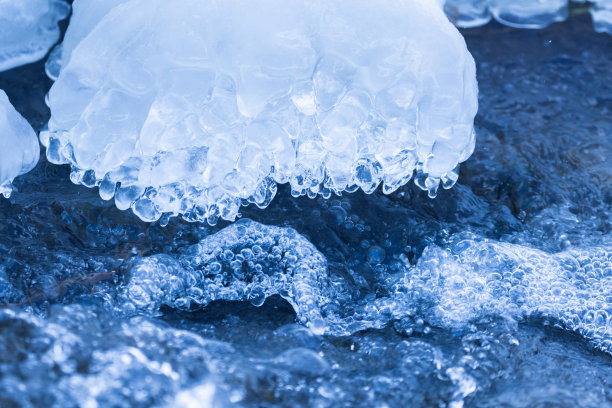 小溪上的冰柱图片下载