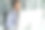 医生戴着耳机在诊所或医院积极视频通话。远程保健和远程医疗服务的概念。图片下载
