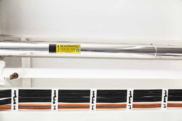 在天花板上铺设了新的工业电线。图片下载