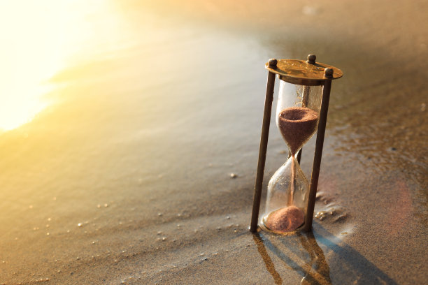 丢失在沙滩上的古董沙漏。时间之沙。图片下载