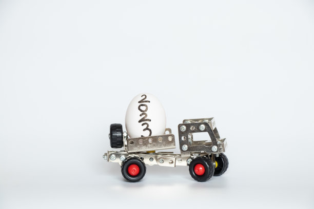 白底上写着“2023”的“鸡白蛋”指向了铁制建筑公司的儿童车“产品运输”“事业”图片下载