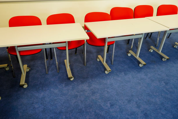 教室里的座位和课桌图片下载