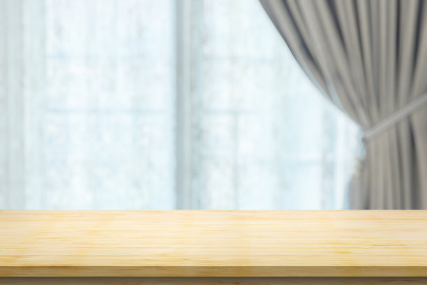 空木桌面与窗帘抽象模糊背景的产品展示图片下载