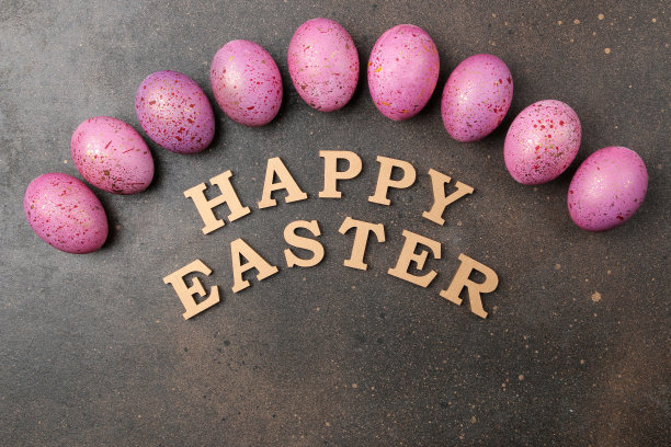 复活节。黑色背景上的粉色复活节彩蛋。复活节快乐。假期。前视图。图片下载