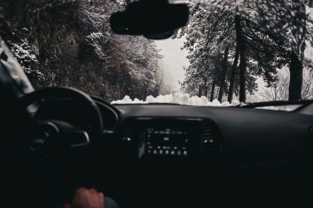 男人在冬天开车。从车上看。图片下载