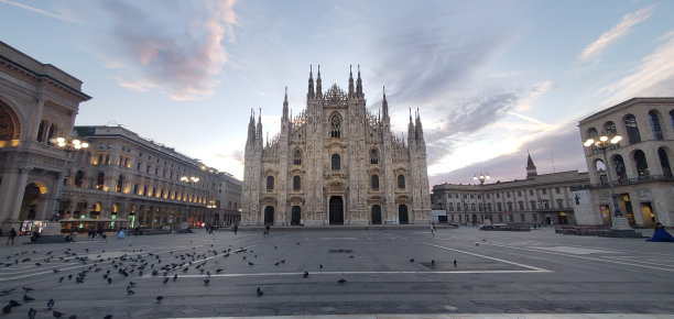 米兰大教堂(Il Duomo)在日出，米兰，意大利图片下载