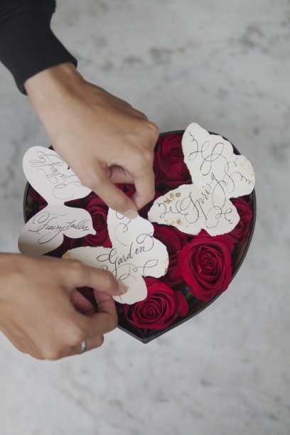 红玫瑰和书法卡片图片下载