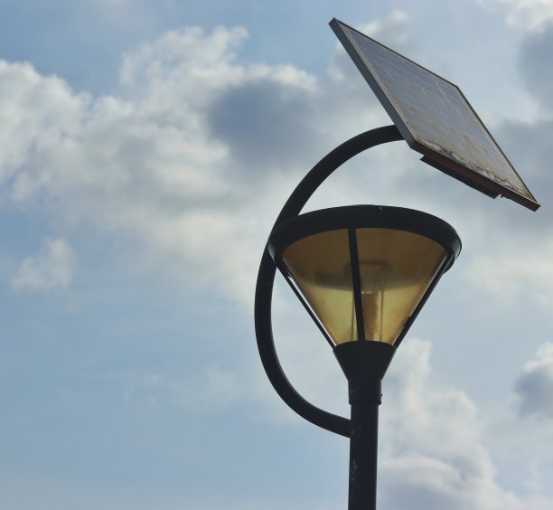 带有太阳能电池板的花园灯图片下载