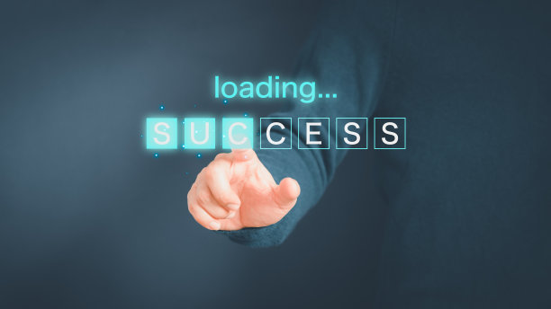 成年男子触摸虚拟屏幕加载条与成功文本。目标概念，行动计划，战略和新的一年的业务愿景。新开始的生意。图片下载