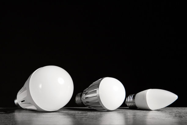 3个不同形式的e27家用LED灯泡在黑色背景上复制空间图片下载