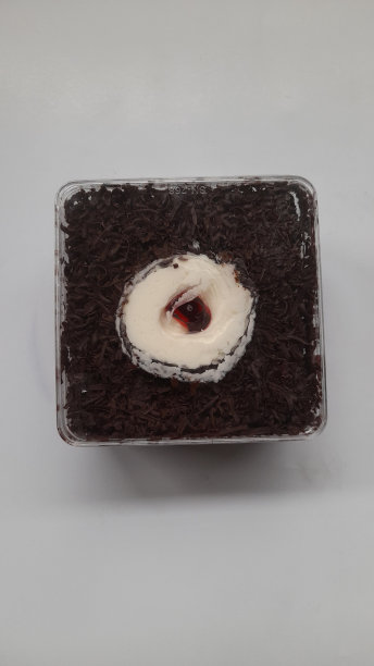 黑色森林生日蛋糕食物顶部视图在白色背景。图片下载