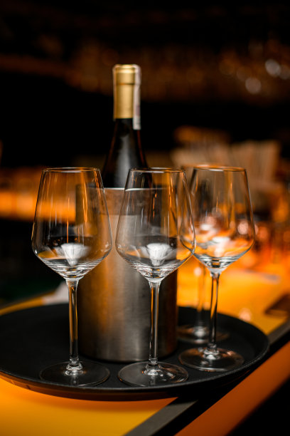 吧台的托盘上放着空杯子和酒瓶。图片下载