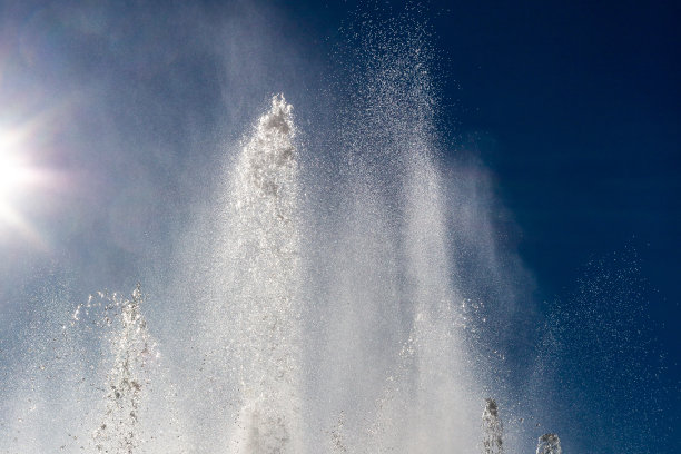 阳光下的喷泉图片下载