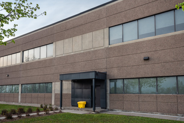 一个小型商业建筑的外观特写图片下载