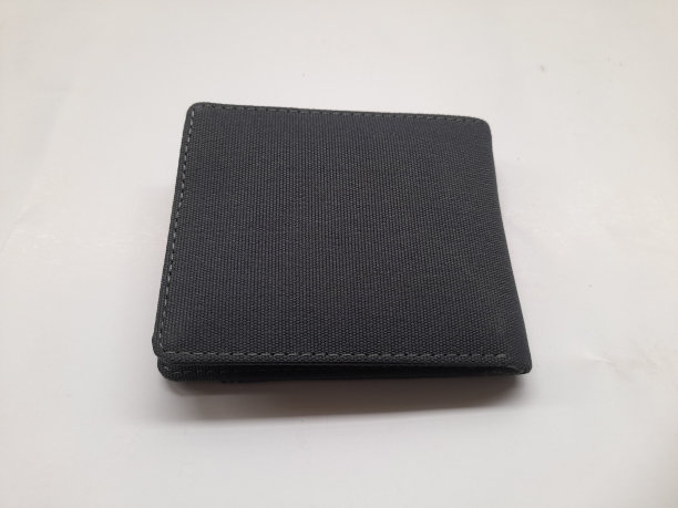 黑色皮革钱包顶部视图在白色背景。图片下载