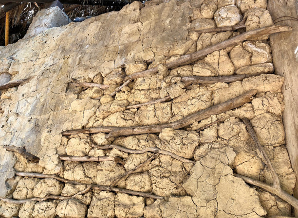 根据传统古代技术用粘土建造的房子的墙图片下载