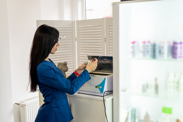 美容师为完美脱毛客户精心挑选图片下载