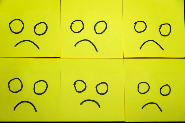 快乐和不快乐的概念。绿色便利贴的背景。快乐的便利贴是不快乐便利贴中的一种图片下载