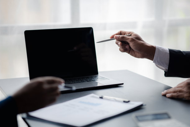 一群人参加讨论、商务会议、创业公司销售团队会议、头脑风暴和公司业绩总结。经营战略管理理念。图片下载