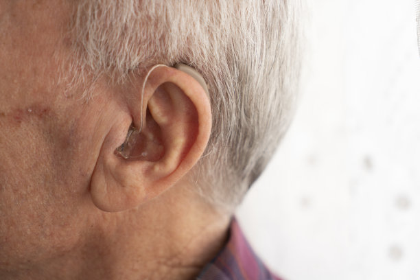 老人插入助听器图片下载