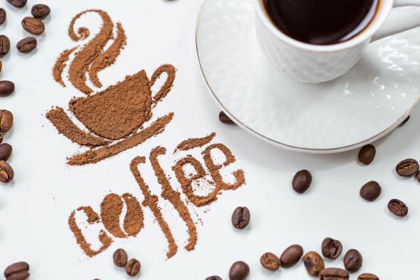 热饮料。铭文“咖啡”，咖啡豆和一杯咖啡或茶是由咖啡粉在白色孤立的背景。横幅。图片下载