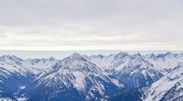 高山滑雪场，山峰被雪覆盖在云层下，山景秀丽图片下载