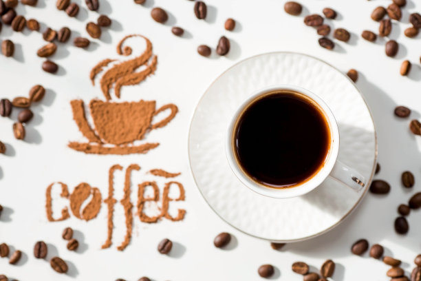 热饮料。铭文“咖啡”，咖啡豆和一杯咖啡或茶是由咖啡粉在白色孤立的背景。横幅。图片下载