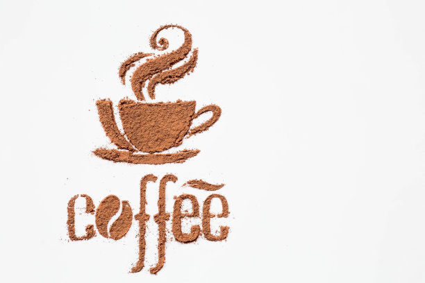 热饮料。题词“咖啡”和一杯咖啡或茶是由咖啡粉制成的，背景是白色的。横幅。图片下载