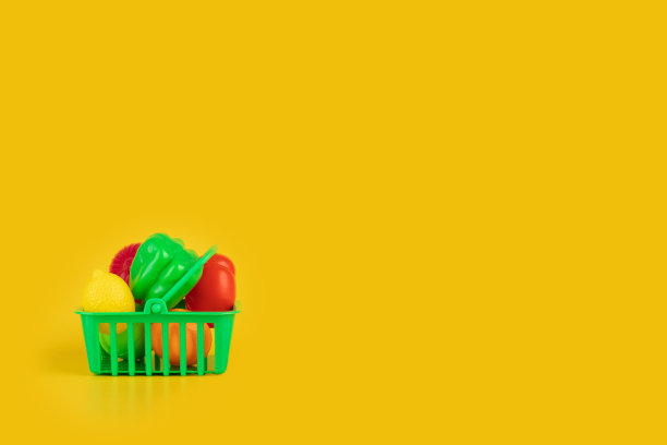 购买天然有机食品，塑料蔬菜和水果在购物车，复制空间图片下载