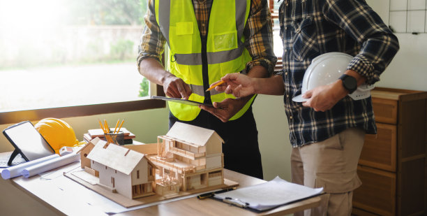 工程师们在现代化办公室开会讨论工程，工程师们负责设计蓝图和施工概念。图片下载