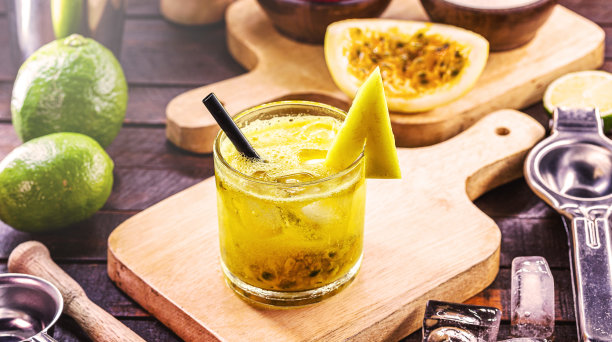 巴西caipirinha，巴西鸡尾酒，由百香果、可可和糖制成。Caipirinha、糖、新鲜百香果和可可或伏特加成分图片下载