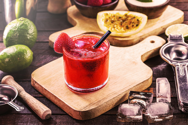 巴西凯匹林纳，巴西鸡尾酒，由草莓，卡查萨和糖制成。凯匹林纳，糖，新鲜草莓和cachaça或伏特加的成分。图片下载