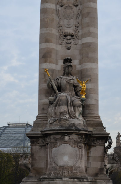 日落时分，法国巴黎著名的亚历山大三世大桥图片下载