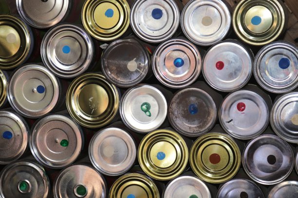 村里的作坊里有这么多彩色的锅图片下载