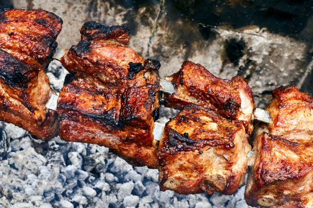 在户外烧烤美味可口的肉片图片下载