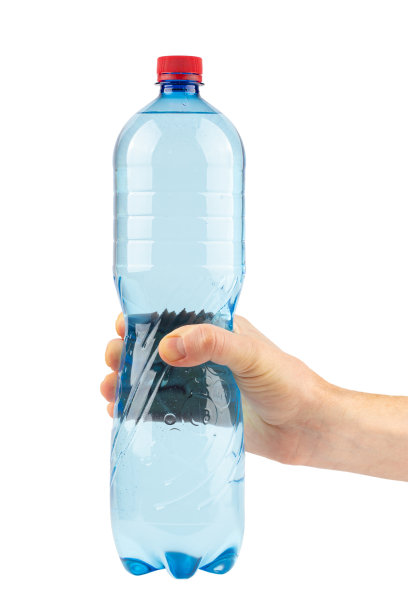 手里拿着一瓶水。孤立在白色背景上。图片下载