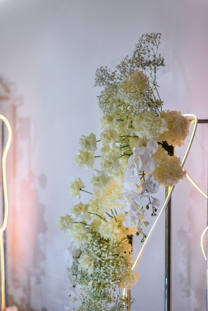 细节特写镜头。豪华婚宴。庆典洗礼概念。照片墙，拱门处装饰鲜花，绿色植物。宴会区生日派对的时尚装饰。图片下载