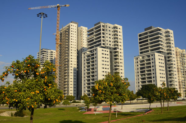 住宅区，高层现代公寓楼，建筑起重机图片下载
