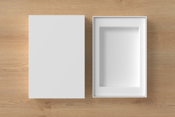 打开盒子包装模型在木制背景。设计模板图片下载