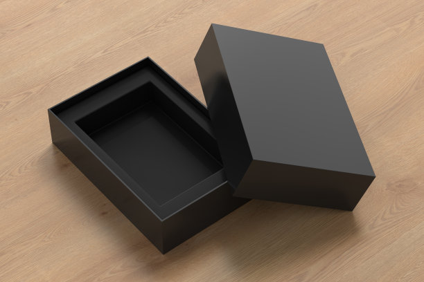 在木制背景上打开黑盒包装模型。设计模板图片下载