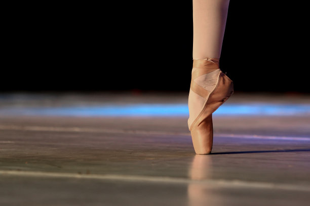 芭蕾舞演员踮起脚尖图片下载