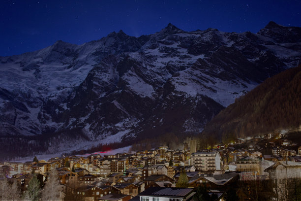 萨斯费上空的山与星图片下载