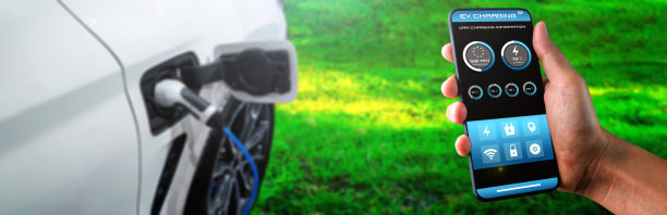 电动汽车充电站的移动应用程序显示充电状态。电力由可持续资源生产，供应给充电站，以减少二氧化碳排放。图片下载