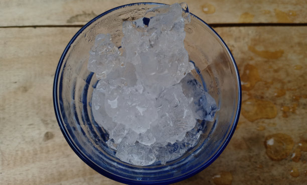 一杯冰块图片下载